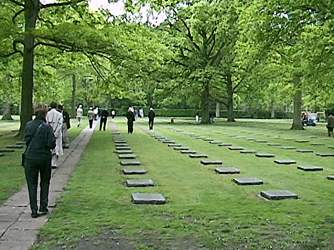 ランゲマークドイツ軍兵士の墓 写真